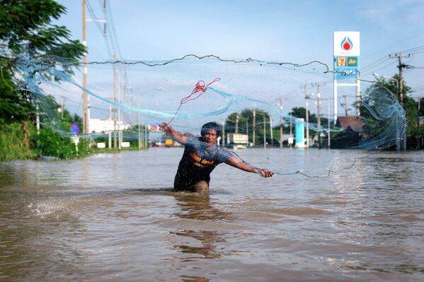 ТАЙЛАНД, АНГ ТОНГ - 2025/11/11: Үерийн улмаас хохирсон нутгийн иргэд Па Мок дүүргийн Эккаратын дүүрэгт байрлах Па МокСупхан Бури хэсэг болох 33-р хурдны зам (33-р зам) руу загасчлах тор (Драй) шиджээ. Хурдны зам үерийн усанд автаж, ойролцоогоор 500 метрийн урттай өндөрлөг газар ус хуримтлагдаж, жижиг тээврийн хэрэгсэл өнгөрөхөд саад болж байгаа тул тус бүс нутагт одоогоор түр хугацаагаар замыг хаасан байна. Үерт автсан зам түр хугацаанд орон нутгийн загасчлах газар болж хувирсан. (Зураг: Arnun Chonmahatrakool/Thai News Pix/LightRocket via Getty Images) - Sputnik Монгол Улс