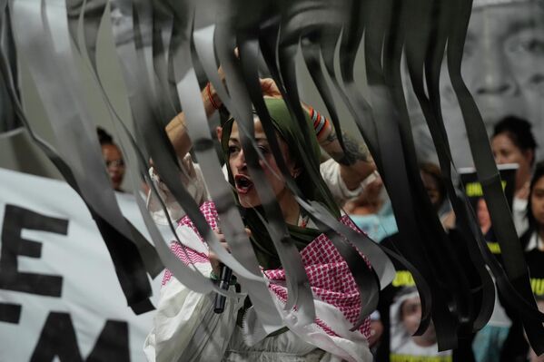 2025 оны 11-р сарын 13-ны Пүрэв гарагт Бразилийн Белем хотод болсон COP30 НҮБ-ын Уур амьсгалын дээд хэмжээний уулзалтын үеэр дэлхийн өнцөг булан бүрээс баривчлагдсан идэвхтнүүдийг эрх чөлөөтэй болгохыг уриалсан хүний ​​эрхийн төлөөх жагсаалд идэвхтнүүд оролцож байна. (AP Photo/Fernando Llano) - Sputnik Монгол Улс