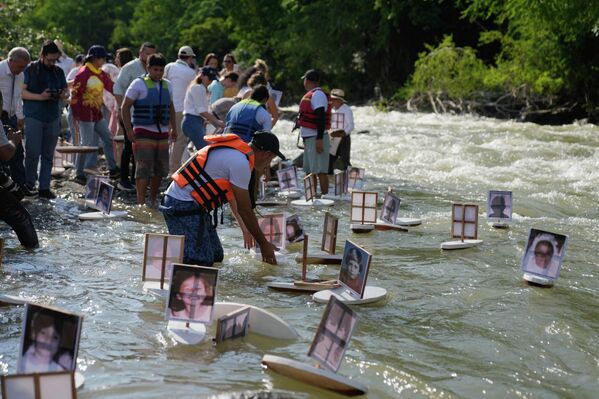 2025 оны 11-р сарын 12-ны Лхагва гарагт, 25,000 орчим хүний ​​аминд хүрсэн гамшгийн 40 жилийн ойн өмнөх өдөр Колумбын Хонда хотын Гуали гол руу Невадо дель Руис галт уулын дэлбэрэлтийн дараа алга болсон хүүхдүүдийн гэр бүлүүд алга болсон хүүхдүүдийн зурагтай жижиг завийг гаргаж байна. (AP Photo/Fernando Vergara) - Sputnik Монгол Улс