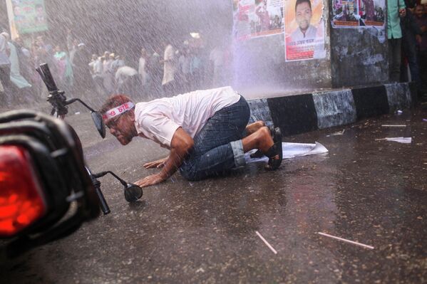 2025 оны 11-р сарын 9-нд Бангладешийн Дакка хотод Сарын цалингийн даалгавар (MPO)-д хамрагдахыг шаардан Нарийн бичгийн дарга нарын газар руу жагсах гэж байсан MPO бус багш нарыг цагдаа нар дуут гранат, усны их буу, бороохой ашиглан тарааж байна. (Зураг: MD Abu Sufian Jewel/NurPhoto via Getty Images) - Sputnik Монгол Улс