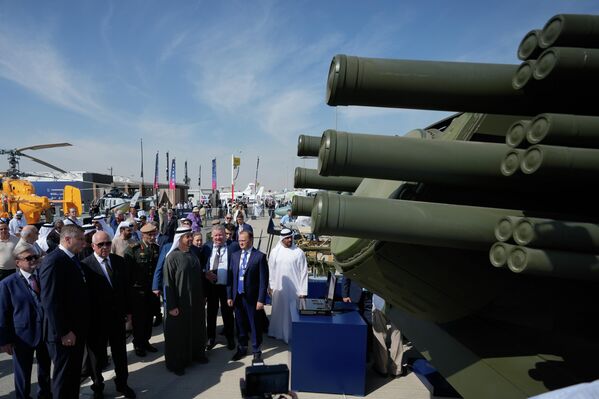 АГААРЫН ДЭМЖИХ СИСТЕМИЙН НЭРИЙГ НЭМЖЛЭЭ - Арабын Нэгдсэн Эмират Улсын ерөнхийлөгч, Абу Дабигийн захирагч Шейх Мохаммед бин Заид Аль Нахьян 2025 оны 11-р сарын 17-ны Даваа гарагт Арабын Нэгдсэн Эмират Улсын Дубай хотын агаарын шоуны нээлтийн өдөр Оросын павильонд Оросын Пантзир-SMD-E пуужингийн системийг үзэж байна. (AP Photo/Altaf Qadri) АГААРЫН ДЭМЖИХ СИСТЕМИЙН НЭРИЙГ НЭМЖЛЭЭ - Арабын Нэгдсэн Эмират Улсын ерөнхийлөгч, Абу Дабигийн захирагч Шейх Мохаммед бин Заид Аль Нахьян 2025 оны 11-р сарын 17-ны Даваа гарагт Арабын Нэгдсэн Эмират Улсын Дубай хотын агаарын шоуны нээлтийн өдөр Оросын павильонд Оросын Пантзир-SMD-E пуужингийн системийг үзэж байна. (AP Photo/Altaf Qadri) - Sputnik Монгол Улс