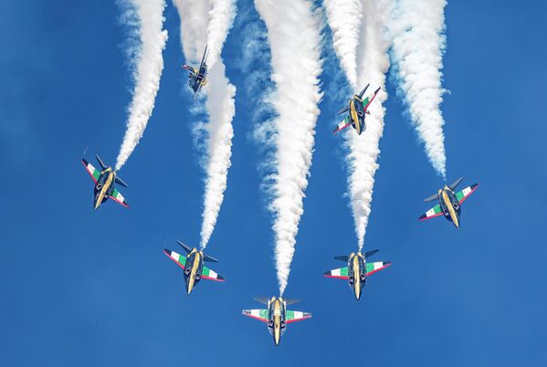 ДУБАЙ, АНЭУ - 11-р сарын 16: Арабын Нэгдсэн Эмират Улсын Агаарын цэргийн хүчний шинээр тоноглогдсон Фурсан Аль-Эмарат аэробатикийн үзүүлбэрийн баг 2025 оны 11-р сарын 16-нд Арабын Нэгдсэн Эмират Улсын Дубай хотод болсон Дубайн агаарын шоунд Хятадаас ирсэн Hongdu L-15 дэвшилтэт тийрэлтэт сургалтын онгоцыг нисгэж байна. Дубайн агаарын шоу 2025 11-р сарын 17-21-ний хооронд болно. (Зураг: VCG/VCG via Getty Images) ДУБАЙ, АНЭУ - 11-р сарын 16: Арабын Нэгдсэн Эмират Улсын Агаарын цэргийн хүчний шинээр тоноглогдсон Фурсан Аль-Эмарат аэробатикийн үзүүлбэрийн баг 2025 оны 11-р сарын 16-нд Арабын Нэгдсэн Эмират Улсын Дубай хотод болсон Дубайн агаарын шоунд Хятадаас ирсэн Hongdu L-15 дэвшилтэт тийрэлтэт сургалтын онгоцыг нисгэж байна. Дубайн агаарын шоу 2025 11-р сарын 17-21-ний хооронд болно. (Зураг: VCG/VCG via Getty Images) - Sputnik Монгол Улс