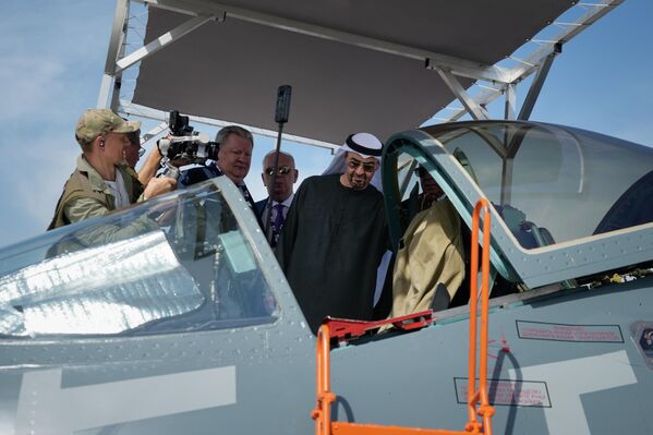 Арабын Нэгдсэн Эмират Улсын ерөнхийлөгч, Абу Дабигийн захирагч Шейх Мохаммед бин Заид Аль Нахьян 2025 оны 11-р сарын 17-ны Даваа гарагт Арабын Нэгдсэн Эмират Улсын Дубайн агаарын шоуны нээлтийн өдөр Оросын павильонд Оросын SU57E сөнөөгч онгоцны бүхээгийг шалгаж байна. (AP Photo/Altaf Qadri) Арабын Нэгдсэн Эмират Улсын ерөнхийлөгч, Абу Дабигийн захирагч Шейх Мохаммед бин Заид Аль Нахьян 2025 оны 11-р сарын 17-ны Даваа гарагт Арабын Нэгдсэн Эмират Улсын Дубайн агаарын шоуны нээлтийн өдөр Оросын павильонд Оросын SU57E сөнөөгч онгоцны бүхээгийг шалгаж байна. (AP Photo/Altaf Qadri) - Sputnik Монгол Улс