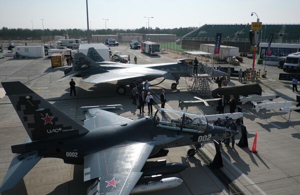 Дубайд болсон 2025 оны Дубайн агаарын шоуны үеэр Як-130М байлдааны сургалтын онгоц болон Оросын Су-57Е сөнөөгч онгоц (арын дэвсгэр дээр). - Sputnik Монгол Улс