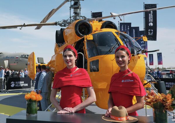 Дубайд болсон 2025 оны Дубайн агаарын шоуны үеэр Ростек муж улсын корпорацийн нэг хэсэг болох Оросын нисдэг тэрэг холдинг компанийн стенд. Арын дэвсгэр дээр: Орост үйлдвэрлэсэн шинэ SP-32 гал унтраах системтэй Ка-32A11M дунд оврын гал унтраах нисдэг тэрэг. Дубайд болсон 2025 оны Дубайн агаарын шоуны үеэр Ростек муж улсын корпорацийн нэг хэсэг болох Оросын нисдэг тэрэг холдинг компанийн стенд. Арын дэвсгэр дээр: Орост үйлдвэрлэсэн шинэ SP-32 гал унтраах системтэй Ка-32A11M дунд оврын гал унтраах нисдэг тэрэг. - Sputnik Монгол Улс