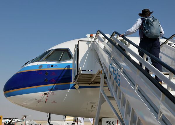 ДУБАЙ, АРАБЫН НЭГДСЭН ЭМИРАТЫН УЛС - 11-Р САРЫН 16: Хятадад үйлдвэрлэсэн C919 тийрэлтэт онгоц 2025 оны 11-р сарын 16-нд Арабын Нэгдсэн Эмират Улсын Дубай хотод болох Дубайн агаарын шоу 2025-ын өмнө Аль Мактум олон улсын нисэх онгоцны буудал дээр зогсож байна. Дубайн агаарын шоу 2025 11-р сарын 17-21-ний хооронд болно. (Зураг: VCG/VCG via Getty Images) ДУБАЙ, АРАБЫН НЭГДСЭН ЭМИРАТЫН УЛС - 11-Р САРЫН 16: Хятадад үйлдвэрлэсэн C919 тийрэлтэт онгоц 2025 оны 11-р сарын 16-нд Арабын Нэгдсэн Эмират Улсын Дубай хотод болох Дубайн агаарын шоу 2025-ын өмнө Аль Мактум олон улсын нисэх онгоцны буудал дээр зогсож байна. Дубайн агаарын шоу 2025 11-р сарын 17-21-ний хооронд болно. (Зураг: VCG/VCG via Getty Images) - Sputnik Монгол Улс