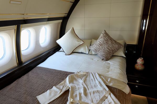 ДУБАЙ, АРАБЫН НЭГДСЭН ЭМИРАТЫН УЛС - 11-Р САРЫН 16: 2025 оны 11-р сарын 16-нд Арабын Нэгдсэн Эмират Улсын Дубай хотод болох Дубайн агаарын шоу 2025-ын өмнө Аль Мактум олон улсын нисэх онгоцны буудал дээр зогсож буй Хятадад үйлдвэрлэсэн C909 онгоцны дотор тал. Дубайн агаарын шоу 2025 11-р сарын 17-ноос 21-ний хооронд болно. (Зураг: VCG/VCG via Getty Images). ДУБАЙ, АРАБЫН НЭГДСЭН ЭМИРАТЫН УЛС - 11-Р САРЫН 16: 2025 оны 11-р сарын 16-нд Арабын Нэгдсэн Эмират Улсын Дубай хотод болох Дубайн агаарын шоу 2025-ын өмнө Аль Мактум олон улсын нисэх онгоцны буудал дээр зогсож буй Хятадад үйлдвэрлэсэн C909 онгоцны дотор тал. Дубайн агаарын шоу 2025 11-р сарын 17-ноос 21-ний хооронд болно. (Зураг: VCG/VCG via Getty Images). - Sputnik Монгол Улс