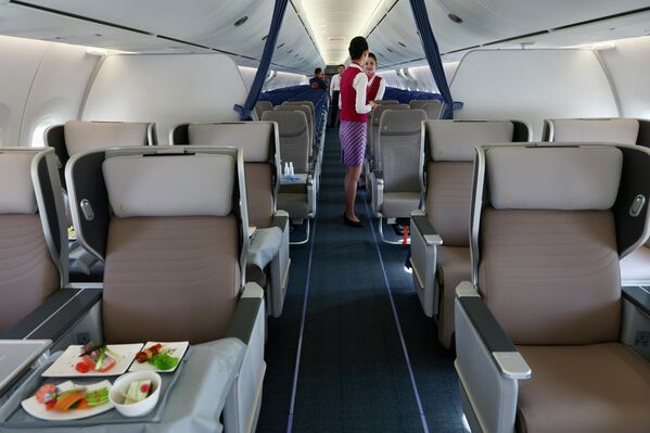 ДУБАЙ, АРАБЫН НЭГДСЭН ЭМИРАТ - 11-Р САРЫН 16: 2025 оны 11-р сарын 16-нд Арабын Нэгдсэн Эмират Улсын Дубай хотод болох Дубайн агаарын шоу 2025-ын өмнө Аль Мактум олон улсын нисэх онгоцны буудал дээр Хятадад үйлдвэрлэсэн C919 онгоцны зорчигчдын суудлыг харж байна. Дубайн агаарын шоу 2025 11-р сарын 17-ноос 21-ний хооронд болно. (Зураг: VCG/VCG via Getty Images). ДУБАЙ, АРАБЫН НЭГДСЭН ЭМИРАТ - 11-Р САРЫН 16: 2025 оны 11-р сарын 16-нд Арабын Нэгдсэн Эмират Улсын Дубай хотод болох Дубайн агаарын шоу 2025-ын өмнө Аль Мактум олон улсын нисэх онгоцны буудал дээр Хятадад үйлдвэрлэсэн C919 онгоцны зорчигчдын суудлыг харж байна. Дубайн агаарын шоу 2025 11-р сарын 17-ноос 21-ний хооронд болно. (Зураг: VCG/VCG via Getty Images). - Sputnik Монгол Улс