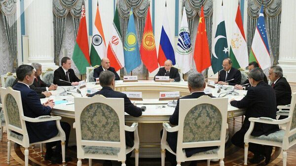 ОХУ-ын Ерөнхийлөгч Владимир Путин Москва хотноо болсон ШХАБ-ын Төрийн тэргүүнүүдийн зөвлөлийн хуралд оролцохоор ирсэн гишүүн орнуудын Ерөнхий сайд, өндөр түвшний төлөөлөгчидтэй Кремльд уулзлаа - Sputnik Монгол Улс