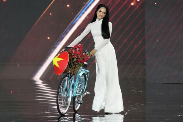 Вьетнамын мисс Хёнг Гианг Нгуен 2025 оны 11-р сарын 19-ний Лхагва гарагт Тайландын Нонтабури мужид болсон "Ертөнцийн мисс 2025" тэмцээний үндэсний хувцасны тэмцээнд оролцож байна.(AP Photo/Sakchai Lalit) Вьетнамын мисс Хёнг Гианг Нгуен 2025 оны 11-р сарын 19-ний Лхагва гарагт Тайландын Нонтабури мужид болсон "Ертөнцийн мисс 2025" тэмцээний үндэсний хувцасны тэмцээнд оролцож байна.(AP Photo/Sakchai Lalit) - Sputnik Монгол Улс