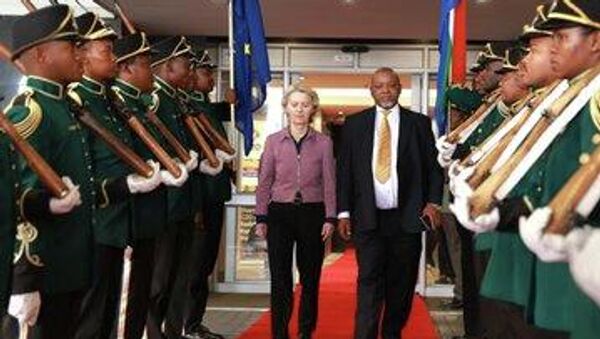 Өмнөд Африкын Эрдэс Баялгийн сайд Гведе Манташе Европын Комиссын Ерөнхийлөгч Урсула Фон Дер Ляйеныг Йоханнесбургийн ОР Тамбо олон улсын нисэх буудалд хүрэлцэн ирэхэд нь угтан авчээ - Sputnik Монгол Улс