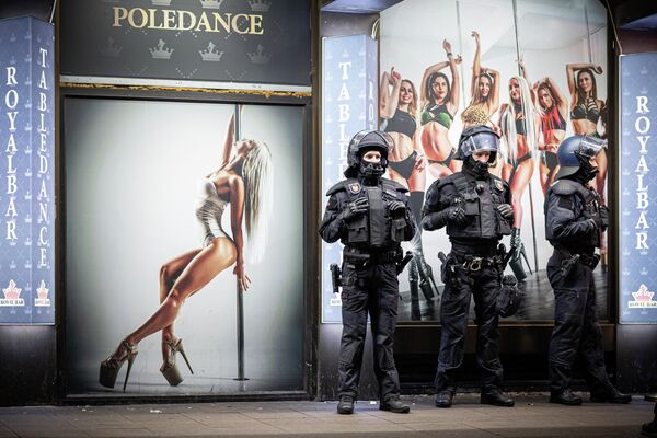 ГАННОВЕР, НИДЕРЛАНД (16/11, Moritz Frankenberg/dpa): Цагдаагийн ажилтнууд Штайнтор дүүргийн ширээний бүжгийн баарны өмнө зогсож байна. Энэ нь хотын орчин, нийгмийн амьдралын нэгэн хэсгийг илтгэж байна. ГАННОВЕР, НИДЕРЛАНД (16/11, Moritz Frankenberg/dpa): Цагдаагийн ажилтнууд Штайнтор дүүргийн ширээний бүжгийн баарны өмнө зогсож байна. Энэ нь хотын орчин, нийгмийн амьдралын нэгэн хэсгийг илтгэж байна. - Sputnik Монгол Улс