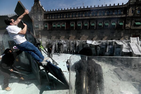 МЕКСИК ХОТ, МЕКСИК (15/11, Rodrigo del Río/ObturadorMX/Getty Images): Засгийн газрын эсрэг жагсаалд 17,000 оролцогч нэгдэж, залууст илүү сайн боломж, аюулгүй байдал шаардан жагсав. Зокало руу хүрсний дараа цагдаа, жагсагчдын хооронд мөргөлдөөн гарч, 100 цагдаа шархдаж, дор хаяж 20 хүн баривчлагдсан гэж мэдээлжээ. МЕКСИК ХОТ, МЕКСИК (15/11, Rodrigo del Río/ObturadorMX/Getty Images): Засгийн газрын эсрэг жагсаалд 17,000 оролцогч нэгдэж, залууст илүү сайн боломж, аюулгүй байдал шаардан жагсав. Зокало руу хүрсний дараа цагдаа, жагсагчдын хооронд мөргөлдөөн гарч, 100 цагдаа шархдаж, дор хаяж 20 хүн баривчлагдсан гэж мэдээлжээ. - Sputnik Монгол Улс