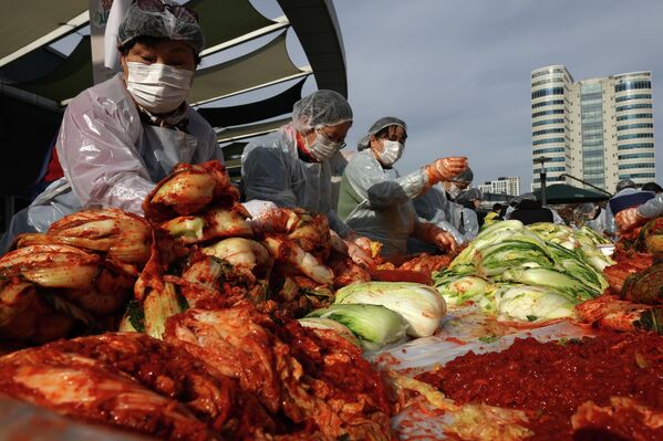 СӨҮЛ, ӨМНӨД СОЛОНГОС (17/11, Chung Sung-Jun/Getty Images): Гарак зах дээр хүмүүс өвлийн бэлтгэлээ базааж ядууст хандивлах зорилгоор кимчи хийж байна. Кимчи нь Солонгосын уламжлалт исгэсэн ногоотой хоол бөгөөд түүхэн байдлаар хүнсний ногоо хадгалах, өвлийн өлсгөлөнгөөс урьдчилан сэргийлэх арга байжээ. СӨҮЛ, ӨМНӨД СОЛОНГОС (17/11, Chung Sung-Jun/Getty Images): Гарак зах дээр хүмүүс өвлийн бэлтгэлээ базааж ядууст хандивлах зорилгоор кимчи хийж байна. Кимчи нь Солонгосын уламжлалт исгэсэн ногоотой хоол бөгөөд түүхэн байдлаар хүнсний ногоо хадгалах, өвлийн өлсгөлөнгөөс урьдчилан сэргийлэх арга байжээ. - Sputnik Монгол Улс