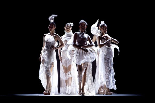 СУРАБАЯ, ИНДОНЕЗ (15/11, Robertus Pudyanto/Getty Images): Surabaya Fashion Parade 2025-д загвар өмсөгчид Ri x Albenayubandal-ийн шинэ загваруудыг танилцуулж, орон нутгийн загварын салбарын оролцоог харуулжээ. СУРАБАЯ, ИНДОНЕЗ (15/11, Robertus Pudyanto/Getty Images): Surabaya Fashion Parade 2025-д загвар өмсөгчид Ri x Albenayubandal-ийн шинэ загваруудыг танилцуулж, орон нутгийн загварын салбарын оролцоог харуулжээ. - Sputnik Монгол Улс