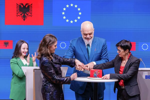 БРЮССЕЛЬ, БЕЛЬГИ (17/11, AP/Geert Vanden Wijngaert): Албанийн Ерөнхий сайд Эди Рама, Данийн Европын асуудал эрхэлсэн сайд Мари Бьерре болон Европын комиссар Марта Кос хэвлэлийн бага хурлын дараа бялуу тайрсан нь дипломат ёс, албан ёсны уулзалтуудын нэгэн соёлын мөч болжээ. БРЮССЕЛЬ, БЕЛЬГИ (17/11, AP/Geert Vanden Wijngaert): Албанийн Ерөнхий сайд Эди Рама, Данийн Европын асуудал эрхэлсэн сайд Мари Бьерре болон Европын комиссар Марта Кос хэвлэлийн бага хурлын дараа бялуу тайрсан нь дипломат ёс, албан ёсны уулзалтуудын нэгэн соёлын мөч болжээ. - Sputnik Монгол Улс