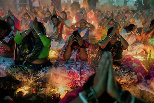 ЭНЭТХЭГ, БАРУУН БЕНГАЛЬ, ИНДИ (15/11, AP/Bikas Das): Рахер Упобаш хэмээх Хинду шашны баярын үеэр сүсэгтнүүд өдөржингөө мацаг барьж, шөнийн турш дэнлүүтэй залбирал үйлдэв. Энэ нь уламжлалт шашны зан үйл, сүсэгтний сүнслэг амьдралын нэгэн чухал мөчийг харуулсан юм. ЭНЭТХЭГ, БАРУУН БЕНГАЛЬ, ИНДИ (15/11, AP/Bikas Das): Рахер Упобаш хэмээх Хинду шашны баярын үеэр сүсэгтнүүд өдөржингөө мацаг барьж, шөнийн турш дэнлүүтэй залбирал үйлдэв. Энэ нь уламжлалт шашны зан үйл, сүсэгтний сүнслэг амьдралын нэгэн чухал мөчийг харуулсан юм. - Sputnik Монгол Улс