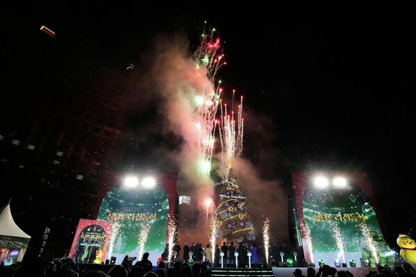 СӨҮЛ, ӨМНӨД СОЛОНГОС (17/11, AP/Ahn Young-joon): Сөүл хотын захиргааны ойролцоо Зул сарын баярын модны гэрэлтүүлгийн ёслолын үеэр тэнгэрт салют буудаж байна. Энэ нь удахгүй болох Зул сарын баярыг угтан зохион байгуулсан баярын арга хэмжээний нэгэн онцлох мөч болжээ. СӨҮЛ, ӨМНӨД СОЛОНГОС (17/11, AP/Ahn Young-joon): Сөүл хотын захиргааны ойролцоо Зул сарын баярын модны гэрэлтүүлгийн ёслолын үеэр тэнгэрт салют буудаж байна. Энэ нь удахгүй болох Зул сарын баярыг угтан зохион байгуулсан баярын арга хэмжээний нэгэн онцлох мөч болжээ. - Sputnik Монгол Улс