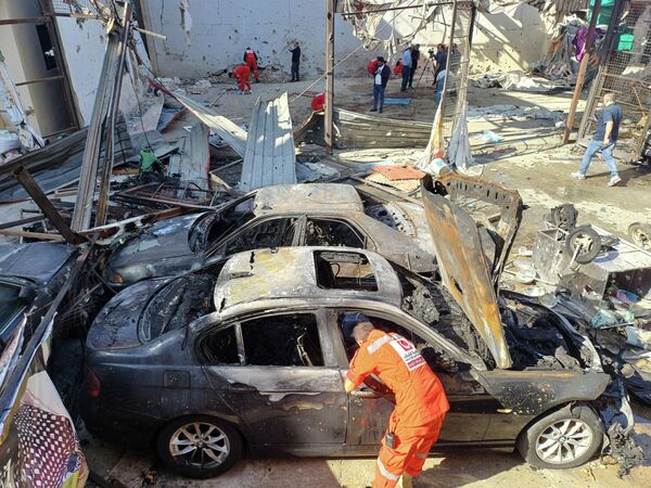 СИДОН, ЛИВАН (19/11, AP/Mohammed Zaatari): Ливаны өмнөд боомт хотын Эйн эль-Хилвэ палестин босогчдын дүрвэгчдийн хороонд Израилийн цохилт нөлөөлсний дараа аврах багийнхан газар дээр үзлэг хийж байна. Аврагчид сүйрлийн бүсэд ажиллаж, аюулгүй байдлыг хангахыг хичээж байна. СИДОН, ЛИВАН (19/11, AP/Mohammed Zaatari): Ливаны өмнөд боомт хотын Эйн эль-Хилвэ палестин босогчдын дүрвэгчдийн хороонд Израилийн цохилт нөлөөлсний дараа аврах багийнхан газар дээр үзлэг хийж байна. Аврагчид сүйрлийн бүсэд ажиллаж, аюулгүй байдлыг хангахыг хичээж байна. - Sputnik Монгол Улс