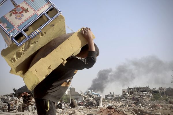 ХАН ЮНИС, ГАЗА (18/11, Abdallah F.s. Alattar/Anadolu via Getty Images): Палестинчууд Израилийн довтолгоонд сүйрсэн гэрүүдийнхээ туйлдсан ханаас цуглуулсан хөнжил, хувцасыг авч явж байна. Тэд аюултай нөхцөл байдлыг үл харгалзан гэртээ эргэж очиж, хүйтнээс хамгаалах хувцас, хөнжлийг олж авахыг хичээж байна. ХАН ЮНИС, ГАЗА (18/11, Abdallah F.s. Alattar/Anadolu via Getty Images): Палестинчууд Израилийн довтолгоонд сүйрсэн гэрүүдийнхээ туйлдсан ханаас цуглуулсан хөнжил, хувцасыг авч явж байна. Тэд аюултай нөхцөл байдлыг үл харгалзан гэртээ эргэж очиж, хүйтнээс хамгаалах хувцас, хөнжлийг олж авахыг хичээж байна. - Sputnik Монгол Улс