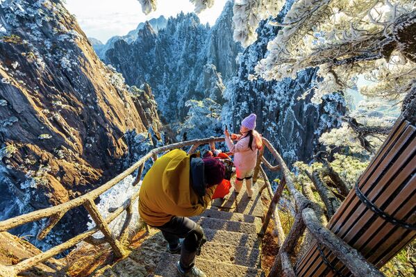 ХУАНШАН, ХЯТАД (18/11, VCG/VCG via Getty Images): Хуаньшан ууланд авирагчид өвлийн эхний үеийн мөстсөн модны зураг авахын тулд зогсож байна. Мөстсөн моднууд нь уулыг өвлийн домог мэт байдалтай болгожээ. ХУАНШАН, ХЯТАД (18/11, VCG/VCG via Getty Images): Хуаньшан ууланд авирагчид өвлийн эхний үеийн мөстсөн модны зураг авахын тулд зогсож байна. Мөстсөн моднууд нь уулыг өвлийн домог мэт байдалтай болгожээ. - Sputnik Монгол Улс