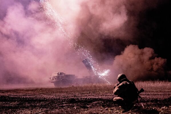 "Өрнө" бүлгийн 288-р харуулын их бууны бригадын "Ураган" их бууны олон тулгууртай системийн баг Купянскийн талбарт байлдааны ажиллагаа явуулж байна. "Өрнө" бүлгийн 288-р харуулын их бууны бригадын "Ураган" их бууны олон тулгууртай системийн баг Купянскийн талбарт байлдааны ажиллагаа явуулж байна. - Sputnik Монгол Улс