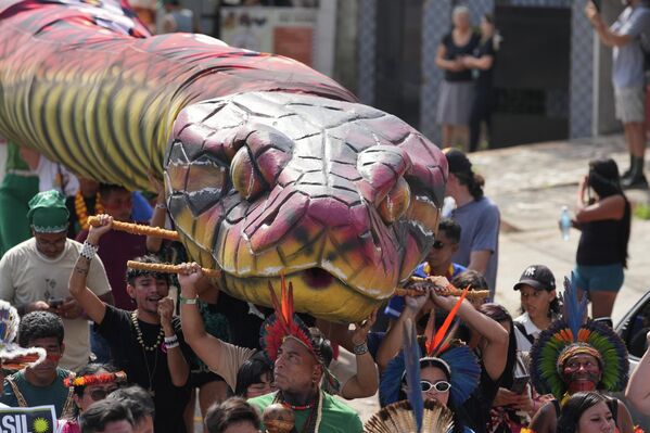 БЕЛЕМ, БРАЗИЛ (17/11, AP/Andre Penner): COP30 НҮБ-ын Уур амьсгалын дээд хэмжээний хуралд оролцсон идэвхтэнүүд жагсаал зохион байгуулж байна. Тэд дэлхийн дулаарал, байгаль орчны асуудлыг олон нийтэд таниулахыг зорьжээ. БЕЛЕМ, БРАЗИЛ (17/11, AP/Andre Penner): COP30 НҮБ-ын Уур амьсгалын дээд хэмжээний хуралд оролцсон идэвхтэнүүд жагсаал зохион байгуулж байна. Тэд дэлхийн дулаарал, байгаль орчны асуудлыг олон нийтэд таниулахыг зорьжээ. - Sputnik Монгол Улс