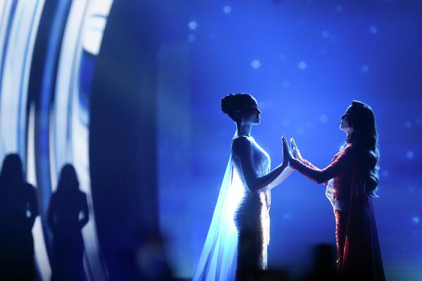 НОНТАБУРИ, ТАЙЛАНД (21/11, AP/Sakchai Lalit): Мексикийн Мисс Фатима Бош болон Тайландын Мисс Правийнар Сингх 2025 оны Дэлхийн мисс тэмцээний ялагчийг зарлахыг хүлээн гараа барьсан хэвээрээ зогсоно. Энэ мөч нь олон улсын гоо сайхны тэмцээний хамгийн сүүлчийн шийдвэр гарах агшинг илтгэж байна. НОНТАБУРИ, ТАЙЛАНД (21/11, AP/Sakchai Lalit): Мексикийн Мисс Фатима Бош болон Тайландын Мисс Правийнар Сингх 2025 оны Дэлхийн мисс тэмцээний ялагчийг зарлахыг хүлээн гараа барьсан хэвээрээ зогсоно. Энэ мөч нь олон улсын гоо сайхны тэмцээний хамгийн сүүлчийн шийдвэр гарах агшинг илтгэж байна. - Sputnik Монгол Улс