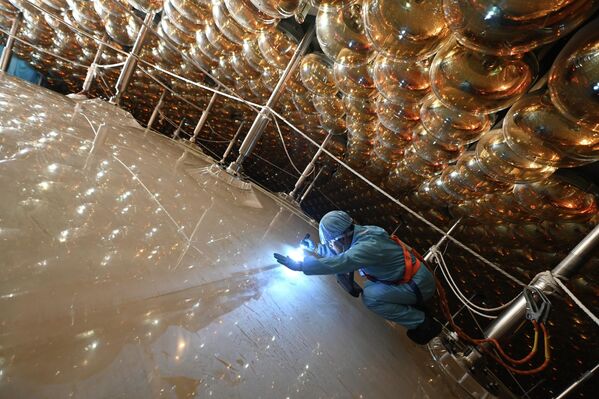 Гуандун мужид байрлах Жянмэний газар доорх нейтрин ажиглалтын төв (JUNO) нь 35 метрийн диаметртэй, шингэн сцинтиллятор (гамма туяа, электрон, альфа бөөм зэрэг бөөмсийг илрүүлдэг) агуулсан акрил бөмбөрцөгтэй бөгөөд 43,212 өндөр мэдрэмтгий фотодетектороор хүрээлэгдсэн. Детекторын жин нь 20,000 тонн бөгөөд газар доор 700 метрийн гүнд байрладаг. Гуандун мужид байрлах Жянмэний газар доорх нейтрин ажиглалтын төв (JUNO) нь 35 метрийн диаметртэй, шингэн сцинтиллятор (гамма туяа, электрон, альфа бөөм зэрэг бөөмсийг илрүүлдэг) агуулсан акрил бөмбөрцөгтэй бөгөөд 43,212 өндөр мэдрэмтгий фотодетектороор хүрээлэгдсэн. Детекторын жин нь 20,000 тонн бөгөөд газар доор 700 метрийн гүнд байрладаг. - Sputnik Монгол Улс