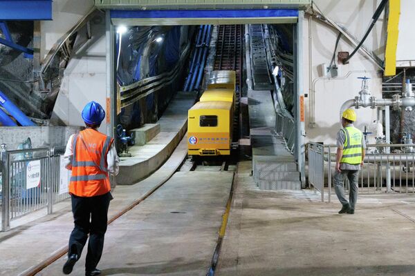 Гуандун мужид байрлах Жянмэний газар доорх нейтрин ажиглалтын төв (JUNO)-ийн ажилтнуудыг 600 метрийн гүнд буулгахад зориулсан тээвэр. Гуандун мужид байрлах Жянмэний газар доорх нейтрин ажиглалтын төв (JUNO)-ийн ажилтнуудыг 600 метрийн гүнд буулгахад зориулсан тээвэр. - Sputnik Монгол Улс