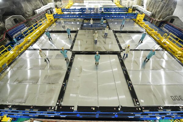 JUNO төвийн нэмэлт хамгаалалт өгдөг Top Tracker детектор. Top Tracker-ийн үүрэг нь газар доор гүн орж ирсэн санамсаргүй бөөмсийг илрүүлж, тэдгээрээс үүссэн саад тотгорыг цуглуулж өгөгдлөөс хасахад оршино. JUNO төвийн нэмэлт хамгаалалт өгдөг Top Tracker детектор. Top Tracker-ийн үүрэг нь газар доор гүн орж ирсэн санамсаргүй бөөмсийг илрүүлж, тэдгээрээс үүссэн саад тотгорыг цуглуулж өгөгдлөөс хасахад оршино. - Sputnik Монгол Улс