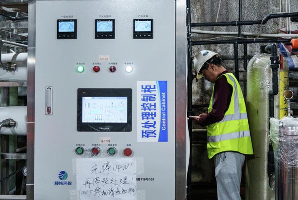 Гуандун мужид байрлах Жянмэний газар доорх нейтрин ажиглалтын төвийн ажилтан Гуандун мужид байрлах Жянмэний газар доорх нейтрин ажиглалтын төвийн ажилтан - Sputnik Монгол Улс