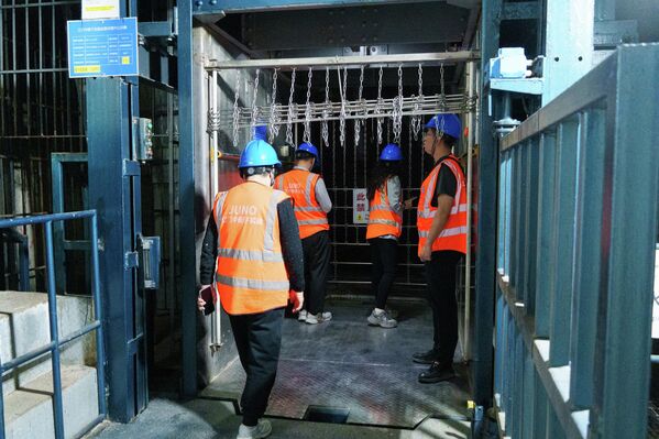 JUNO төвийн ажилтнуудыг 700 метрийн гүнд буулгахад ашигладаг цахилгаан шат. JUNO төвийн ажилтнуудыг 700 метрийн гүнд буулгахад ашигладаг цахилгаан шат. - Sputnik Монгол Улс