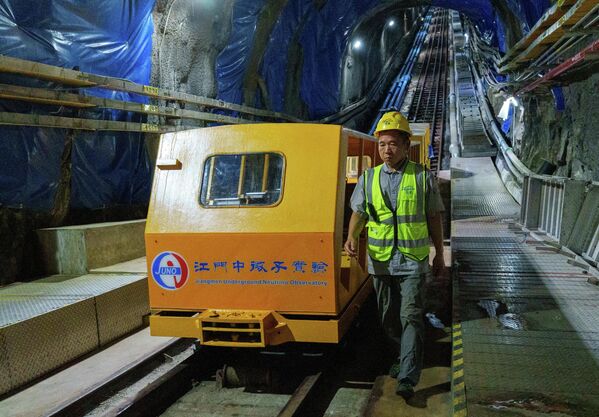 600 метрийн гүн рүү ажилчдыг буулгагч тээврийн мэргэжилтэн. 600 метрийн гүн рүү ажилчдыг буулгагч тээврийн мэргэжилтэн. - Sputnik Монгол Улс