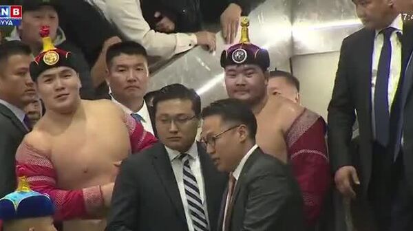 “Чингис хаан цом”-ын төлөө улс, аймгийн алдар цолтой 128 бөхийн барилдаан болж түрүү бөхөөр залуу арслан Э - Sputnik Монгол Улс