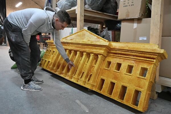 Москвагийн Тверская талбайд байрлуулах шинэ жилийн гацуур модны чимэглэлийг бэлтгэж байна. Энэ жил уламжлалт тоглоом, гоёлын оронд гацуур модыг Москва хотын алдарт барилгуудын загваруудаар чимэхээр болсон байна. Москвагийн Тверская талбайд байрлуулах шинэ жилийн гацуур модны чимэглэлийг бэлтгэж байна. Энэ жил уламжлалт тоглоом, гоёлын оронд гацуур модыг Москва хотын алдарт барилгуудын загваруудаар чимэхээр болсон байна. - Sputnik Монгол Улс