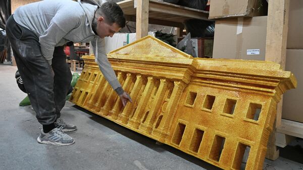 Москвагийн Тверская талбайд байрлуулах шинэ жилийн гацуур модны чимэглэлийг бэлтгэж байна.  - Sputnik Монгол Улс