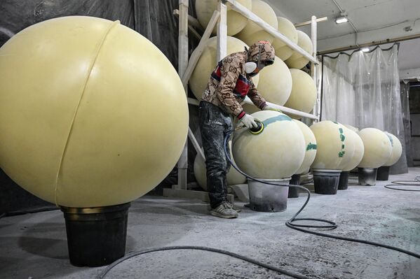 Москвагийн Тверская талбайд байрлуулах шинэ жилийн гацуур модны чимэглэлийг бэлтгэж байна. Энэ жил уламжлалт тоглоом, гоёлын оронд гацуур модыг Москва хотын алдарт барилгуудын загваруудаар чимэхээр болсон байна. Москвагийн Тверская талбайд байрлуулах шинэ жилийн гацуур модны чимэглэлийг бэлтгэж байна. Энэ жил уламжлалт тоглоом, гоёлын оронд гацуур модыг Москва хотын алдарт барилгуудын загваруудаар чимэхээр болсон байна. - Sputnik Монгол Улс