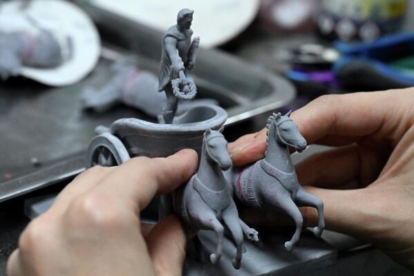 Москвагийн Тверская талбайд байрлуулах шинэ жилийн гацуур модны чимэглэлийг бэлтгэж байна. Энэ жил уламжлалт тоглоом, гоёлын оронд гацуур модыг Москва хотын алдарт барилгуудын загваруудаар чимэхээр болсон байна. Москвагийн Тверская талбайд байрлуулах шинэ жилийн гацуур модны чимэглэлийг бэлтгэж байна. Энэ жил уламжлалт тоглоом, гоёлын оронд гацуур модыг Москва хотын алдарт барилгуудын загваруудаар чимэхээр болсон байна. - Sputnik Монгол Улс