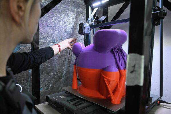 Москвагийн Тверская талбайд байрлуулах шинэ жилийн гацуур модны чимэглэлийг бэлтгэж байна. Энэ жил уламжлалт тоглоом, гоёлын оронд гацуур модыг Москва хотын алдарт барилгуудын загваруудаар чимэхээр болсон байна. Москвагийн Тверская талбайд байрлуулах шинэ жилийн гацуур модны чимэглэлийг бэлтгэж байна. Энэ жил уламжлалт тоглоом, гоёлын оронд гацуур модыг Москва хотын алдарт барилгуудын загваруудаар чимэхээр болсон байна. - Sputnik Монгол Улс