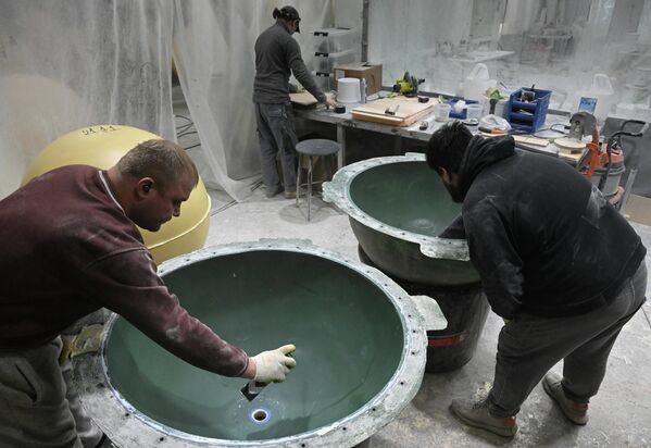 Москвагийн Тверская талбайд байрлуулах шинэ жилийн гацуур модны чимэглэлийг бэлтгэж байна. Энэ жил уламжлалт тоглоом, гоёлын оронд гацуур модыг Москва хотын алдарт барилгуудын загваруудаар чимэхээр болсон байна. Москвагийн Тверская талбайд байрлуулах шинэ жилийн гацуур модны чимэглэлийг бэлтгэж байна. Энэ жил уламжлалт тоглоом, гоёлын оронд гацуур модыг Москва хотын алдарт барилгуудын загваруудаар чимэхээр болсон байна. - Sputnik Монгол Улс