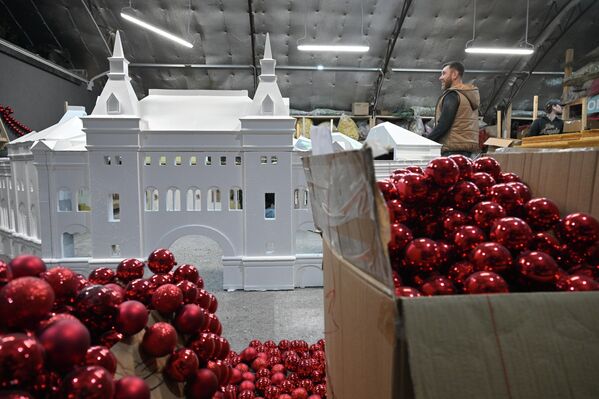 Москвагийн Тверская талбайд байрлуулах шинэ жилийн гацуур модны чимэглэлийг бэлтгэж байна. Энэ жил уламжлалт тоглоом, гоёлын оронд гацуур модыг Москва хотын алдарт барилгуудын загваруудаар чимэхээр болсон байна. Москвагийн Тверская талбайд байрлуулах шинэ жилийн гацуур модны чимэглэлийг бэлтгэж байна. Энэ жил уламжлалт тоглоом, гоёлын оронд гацуур модыг Москва хотын алдарт барилгуудын загваруудаар чимэхээр болсон байна. - Sputnik Монгол Улс