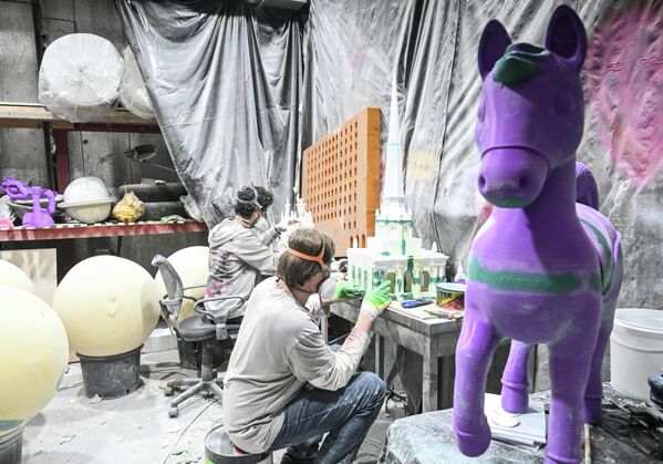 Москвагийн Тверская талбайд байрлуулах шинэ жилийн гацуур модны чимэглэлийг бэлтгэж байна. Энэ жил уламжлалт тоглоом, гоёлын оронд гацуур модыг Москва хотын алдарт барилгуудын загваруудаар чимэхээр болсон байна. Москвагийн Тверская талбайд байрлуулах шинэ жилийн гацуур модны чимэглэлийг бэлтгэж байна. Энэ жил уламжлалт тоглоом, гоёлын оронд гацуур модыг Москва хотын алдарт барилгуудын загваруудаар чимэхээр болсон байна. - Sputnik Монгол Улс