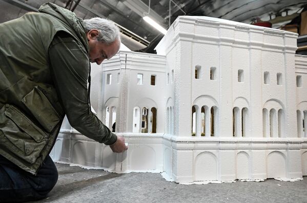 Москвагийн Тверская талбайд байрлуулах шинэ жилийн гацуур модны чимэглэлийг бэлтгэж байна. Энэ жил уламжлалт тоглоом, гоёлын оронд гацуур модыг Москва хотын алдарт барилгуудын загваруудаар чимэхээр болсон байна. Москвагийн Тверская талбайд байрлуулах шинэ жилийн гацуур модны чимэглэлийг бэлтгэж байна. Энэ жил уламжлалт тоглоом, гоёлын оронд гацуур модыг Москва хотын алдарт барилгуудын загваруудаар чимэхээр болсон байна. - Sputnik Монгол Улс