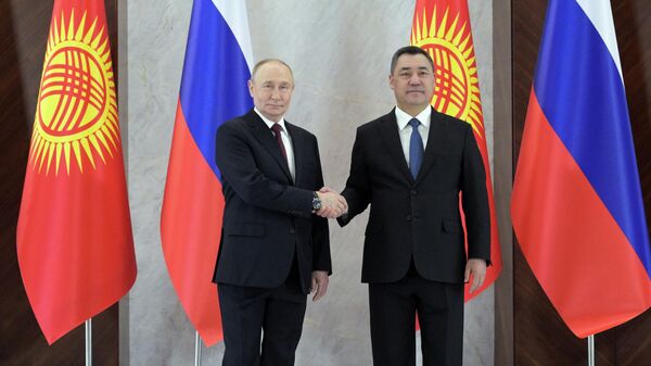 В.Путин Киргизийн Ынтымак Ордо Засгийн газрын ордонд хүрэлцэн ирлээ. - Sputnik Монгол Улс