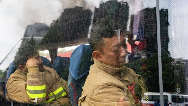 Хонконгийн Ван Фук Корт орон сууцны цогцолборт гал сөнөөгчид ээлж солих үеэрээ завсарлага авч байна. - Sputnik Монгол Улс