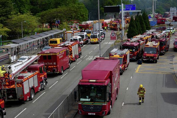 Хонконгийн Шинэ Мужийн Тай По дүүргийн Ван Фук Корт хороололд гарсан гал гарсан газар байрласан галын сөнөөгч автомашинууд. (2025.11.27, AP/Чан Лон Хей) - Sputnik Монгол Улс