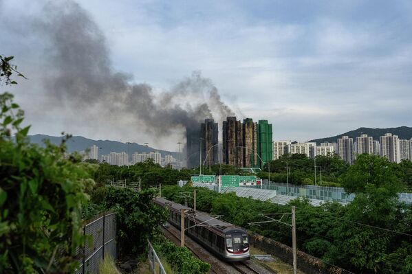 Хонконгийн Тай По дүүргийн Ван Фук Корт орон сууцны хороололд гарсан галыг дарах үеэр утаа оргилж байна. (2025.11.27, AP/Чан Лон Хей) - Sputnik Монгол Улс