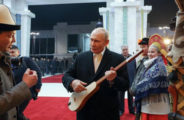 2025 оны 11-р сарын 26. ОХУ-ын Ерөнхийлөгч Владимир Путин ХАБГБ (ОДКБ)-ын гишүүн орнуудын төрийн тэргүүнүүдэд зориулан төрийн ордон ‘Ала-Арча’-д зохион байгуулсан соёлын хөтөлбөрийн үеэр. - Sputnik Монгол Улс