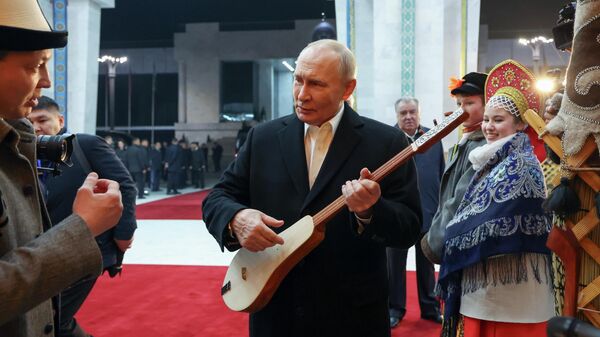 ОХУ-ын Ерөнхийлөгч Владимир Путин ХАБГБ (ОДКБ)-ын гишүүн орнуудын төрийн тэргүүнүүдэд зориулан төрийн ордон ‘Ала-Арча’-д зохион байгуулсан соёлын хөтөлбөрийн үеэр. - Sputnik Монгол Улс